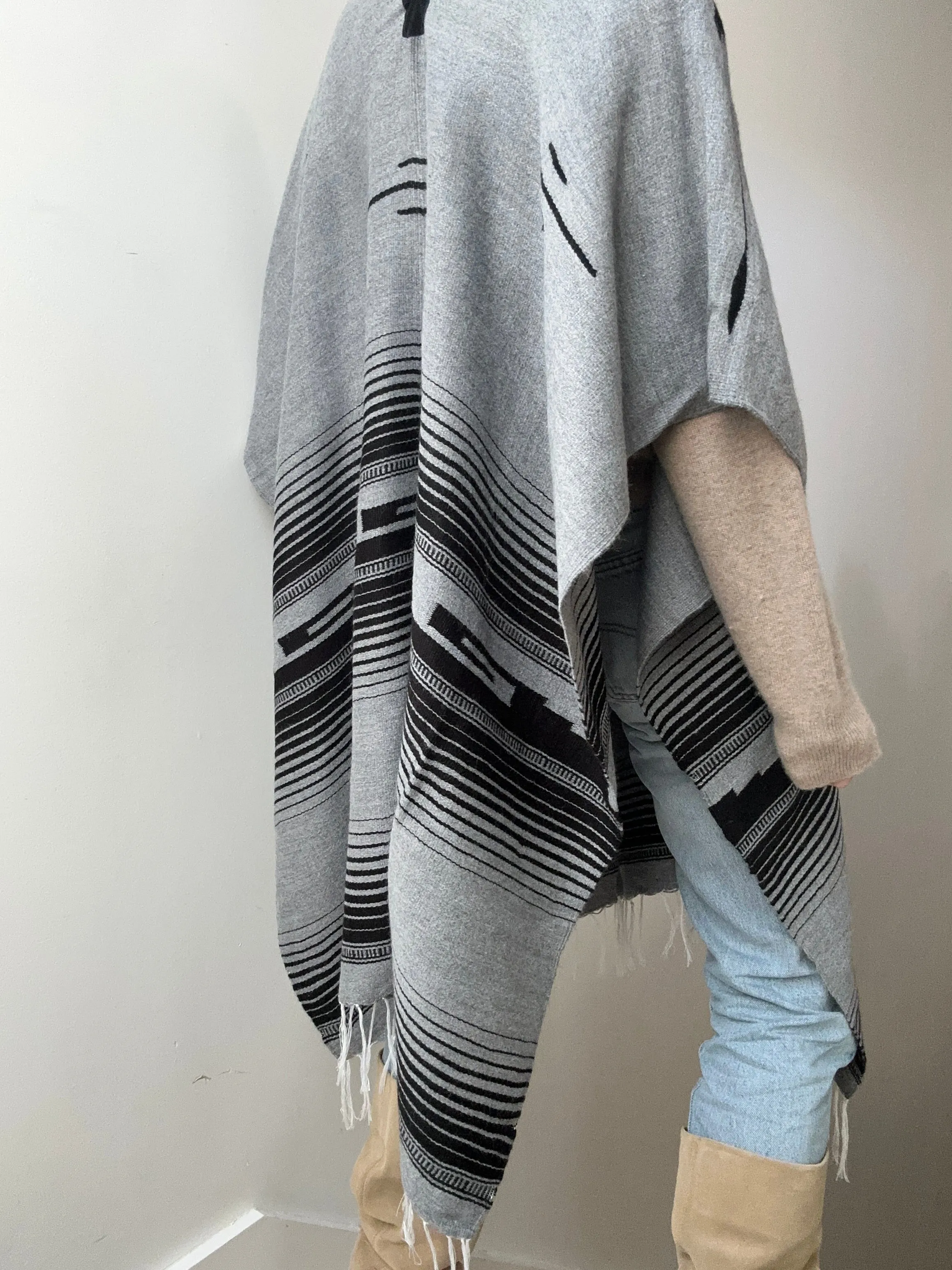 En Telar Woven Poncho Grey
