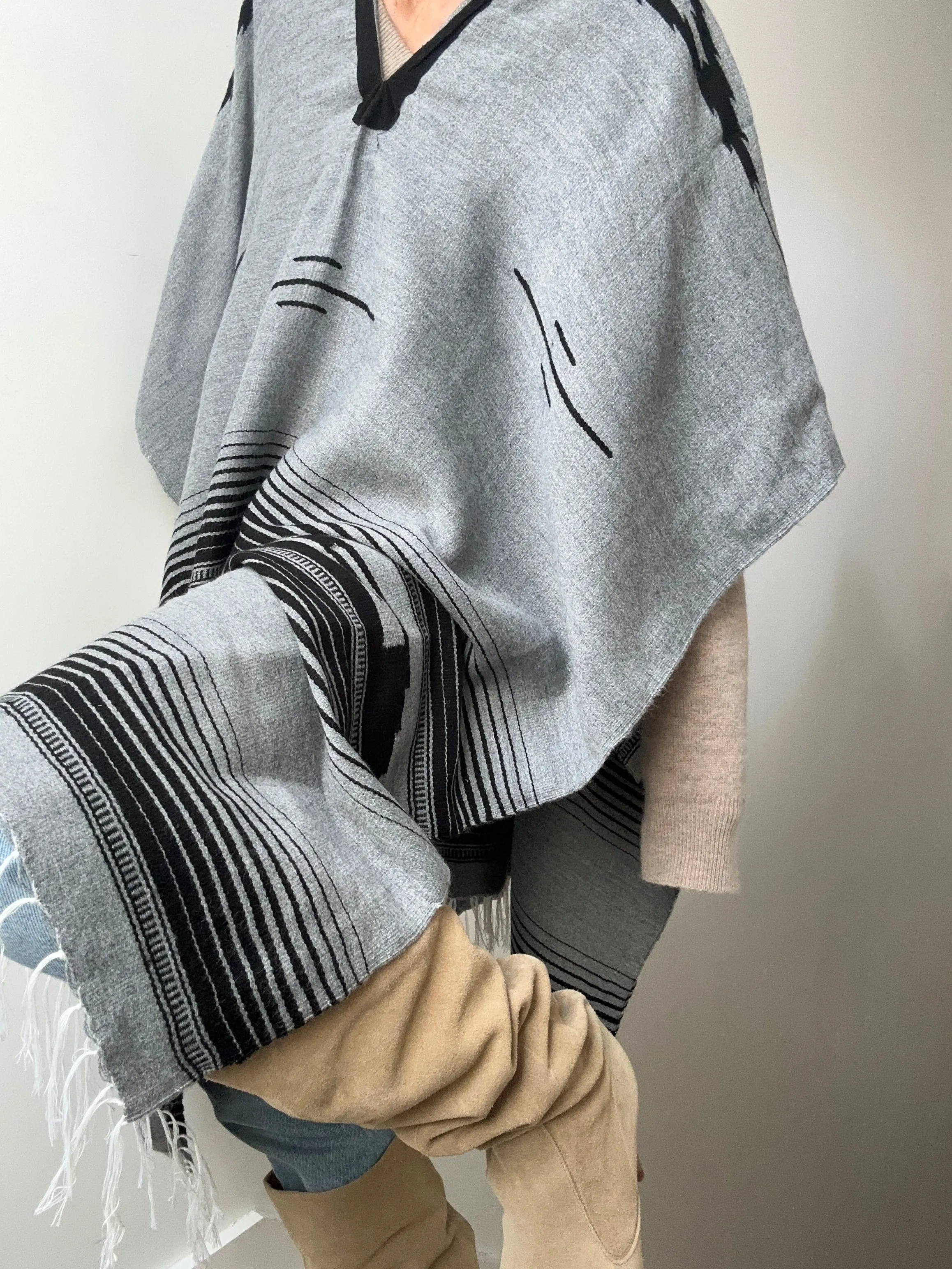 En Telar Woven Poncho Grey
