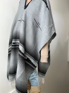 En Telar Woven Poncho Grey