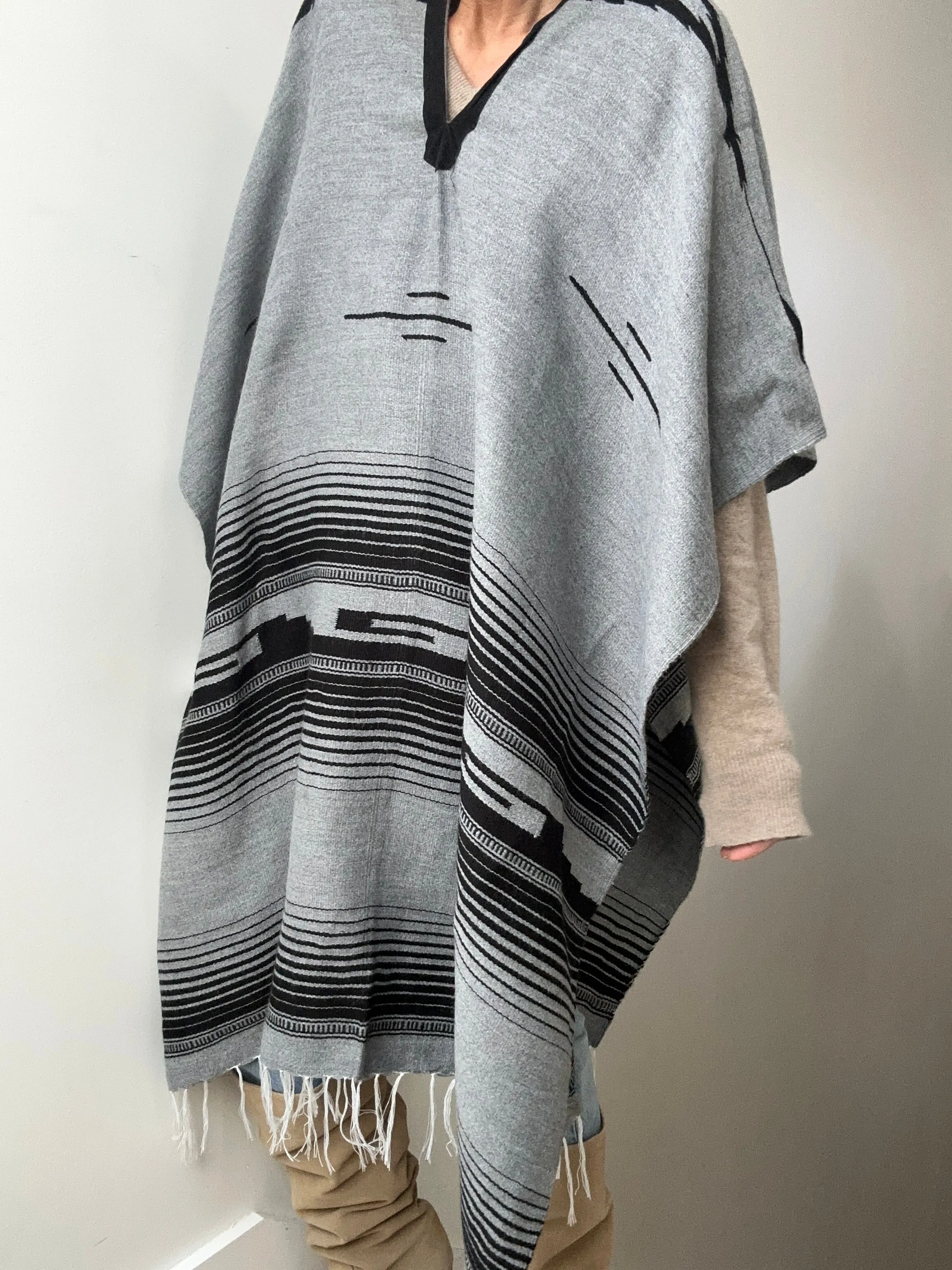 En Telar Woven Poncho Grey
