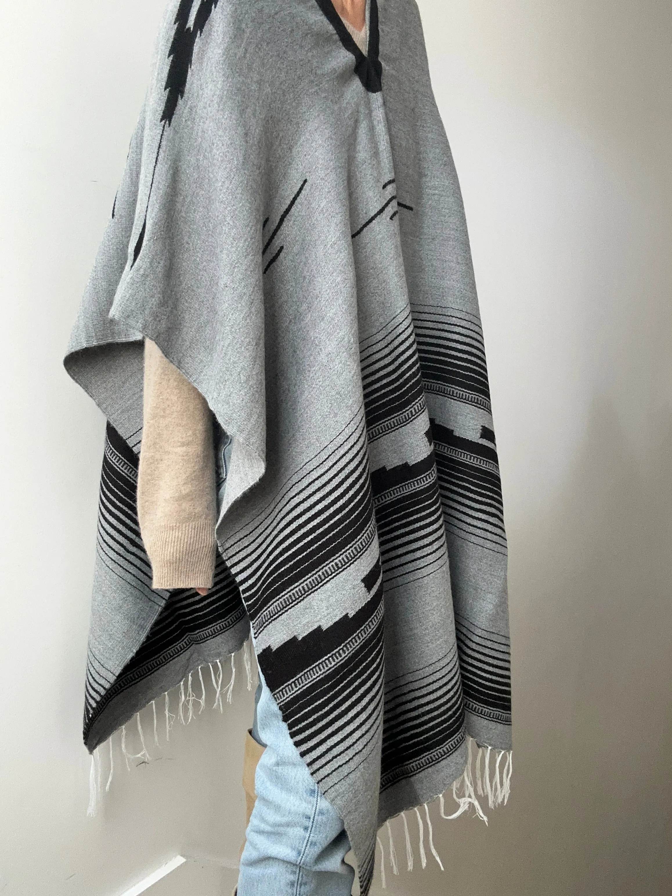 En Telar Woven Poncho Grey